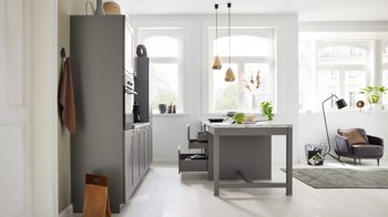 Einbauküche WERT KÜCHE® aus Holz in Dunkelgrau WERT KÜCHE® Carina mit AEG Einbaugeräten Achatgrau Satin & Marmor bianco - zweizeilig