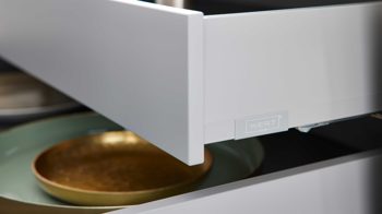 Einbauküche WERT KÜCHE® aus Holz in Dunkelgrau WERT KÜCHE® Carina mit AEG Einbaugeräten Achatgrau Satin & Marmor bianco - zweizeilig