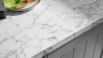 Einbauküche WERT KÜCHE® aus Holz in Dunkelgrau WERT KÜCHE® Carina mit AEG Einbaugeräten Achatgrau Satin & Marmor bianco - zweizeilig