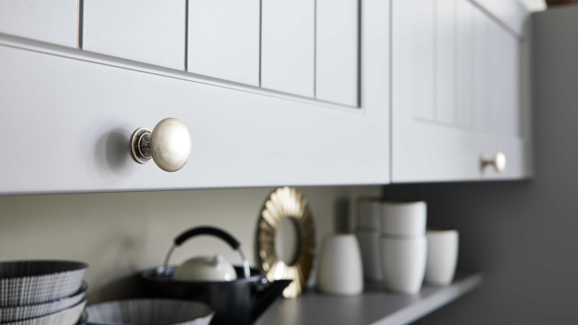 Einbauküche WERT KÜCHE® aus Holz in Dunkelgrau WERT KÜCHE® Carina mit AEG Einbaugeräten Achatgrau Satin & Marmor bianco - zweizeilig