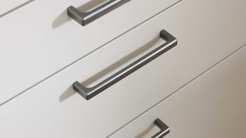 Einbauküche WERT KÜCHE® aus Holz in Weiß WERT KÜCHE® Nora mit AEG Einbaugeräten Muschelweiß & Victoria Nussbaum - zweizeilig