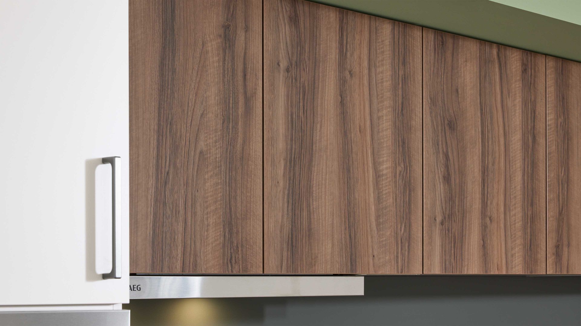 Einbauküche WERT KÜCHE® aus Holz in Weiß WERT KÜCHE® Nora mit AEG Einbaugeräten Muschelweiß & Victoria Nussbaum - zweizeilig