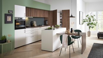 Einbauküche WERT KÜCHE® aus Holz in Weiß WERT KÜCHE® Nora mit AEG Einbaugeräten Muschelweiß & Victoria Nussbaum - zweizeilig