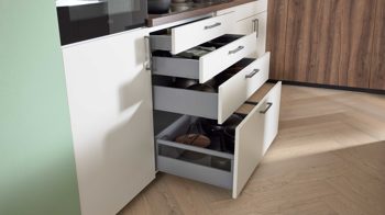 Einbauküche WERT KÜCHE® aus Holz in Weiß WERT KÜCHE® Nora mit AEG Einbaugeräten Muschelweiß & Victoria Nussbaum - zweizeilig