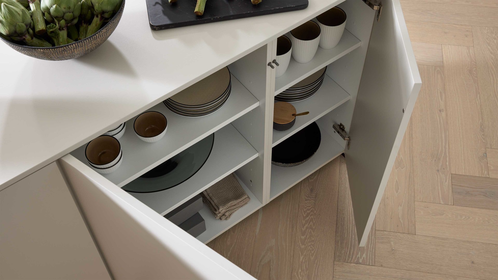 Einbauküche WERT KÜCHE® aus Holz in Weiß WERT KÜCHE® Nora mit AEG Einbaugeräten Muschelweiß & Victoria Nussbaum - zweizeilig