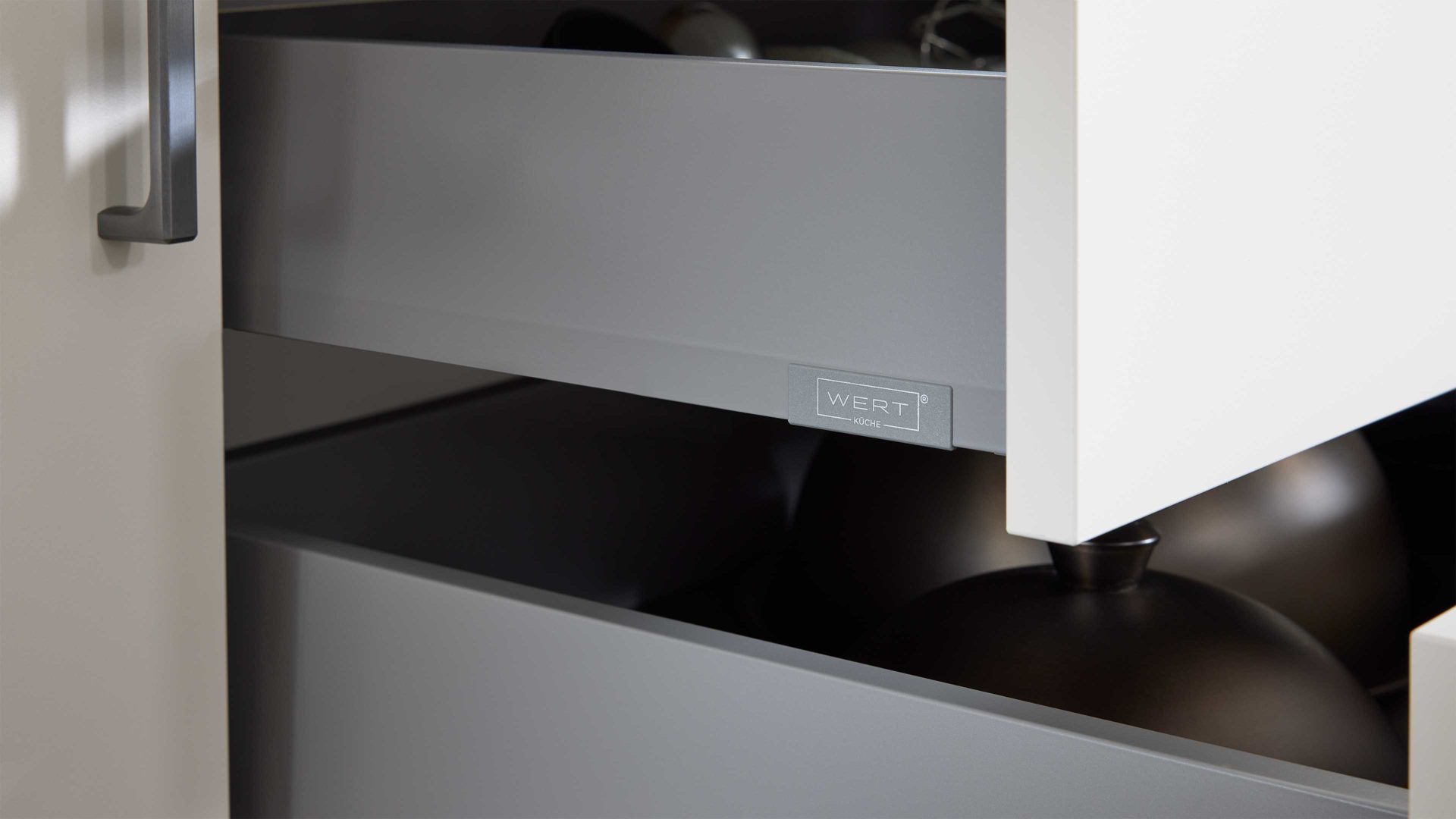 Einbauküche WERT KÜCHE® aus Holz in Weiß WERT KÜCHE® Nora mit AEG Einbaugeräten Muschelweiß & Victoria Nussbaum - zweizeilig