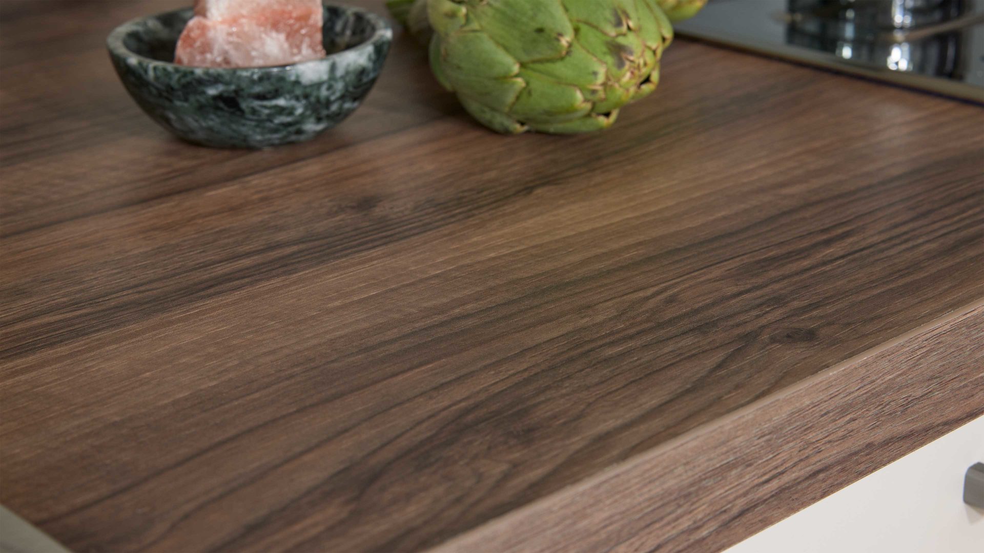 Einbauküche WERT KÜCHE® aus Holz in Weiß WERT KÜCHE® Nora mit AEG Einbaugeräten Muschelweiß & Victoria Nussbaum - zweizeilig