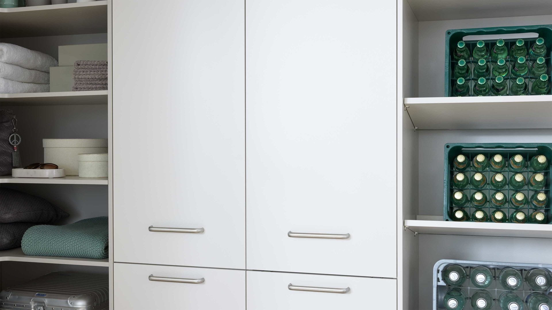 Einbauküche WERT KÜCHE® aus Holz in Weiß WERT KÜCHE® Nova - Hauswirtschaftsraumlösung Muschelweiß - Stellfäche ca. 195 x 258 cm