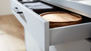 Einbauküche WERT KÜCHE® aus Holz in Schwarz WERT KÜCHE® Franziska mit AEG Einbaugeräten Onyxschwarz & Achatgrau - dreizeilig