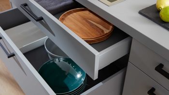 Einbauküche WERT KÜCHE® aus Holz in Schwarz WERT KÜCHE® Franziska mit AEG Einbaugeräten Onyxschwarz & Achatgrau - dreizeilig