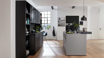 Einbauküche WERT KÜCHE® aus Holz in Schwarz WERT KÜCHE® Franziska mit AEG Einbaugeräten Onyxschwarz & Achatgrau - dreizeilig