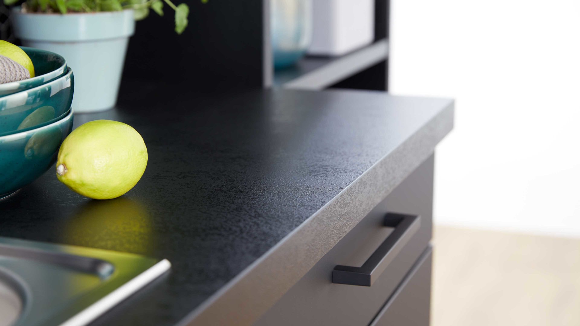 Einbauküche WERT KÜCHE® aus Holz in Schwarz WERT KÜCHE® Franziska mit AEG Einbaugeräten Onyxschwarz & Achatgrau - dreizeilig