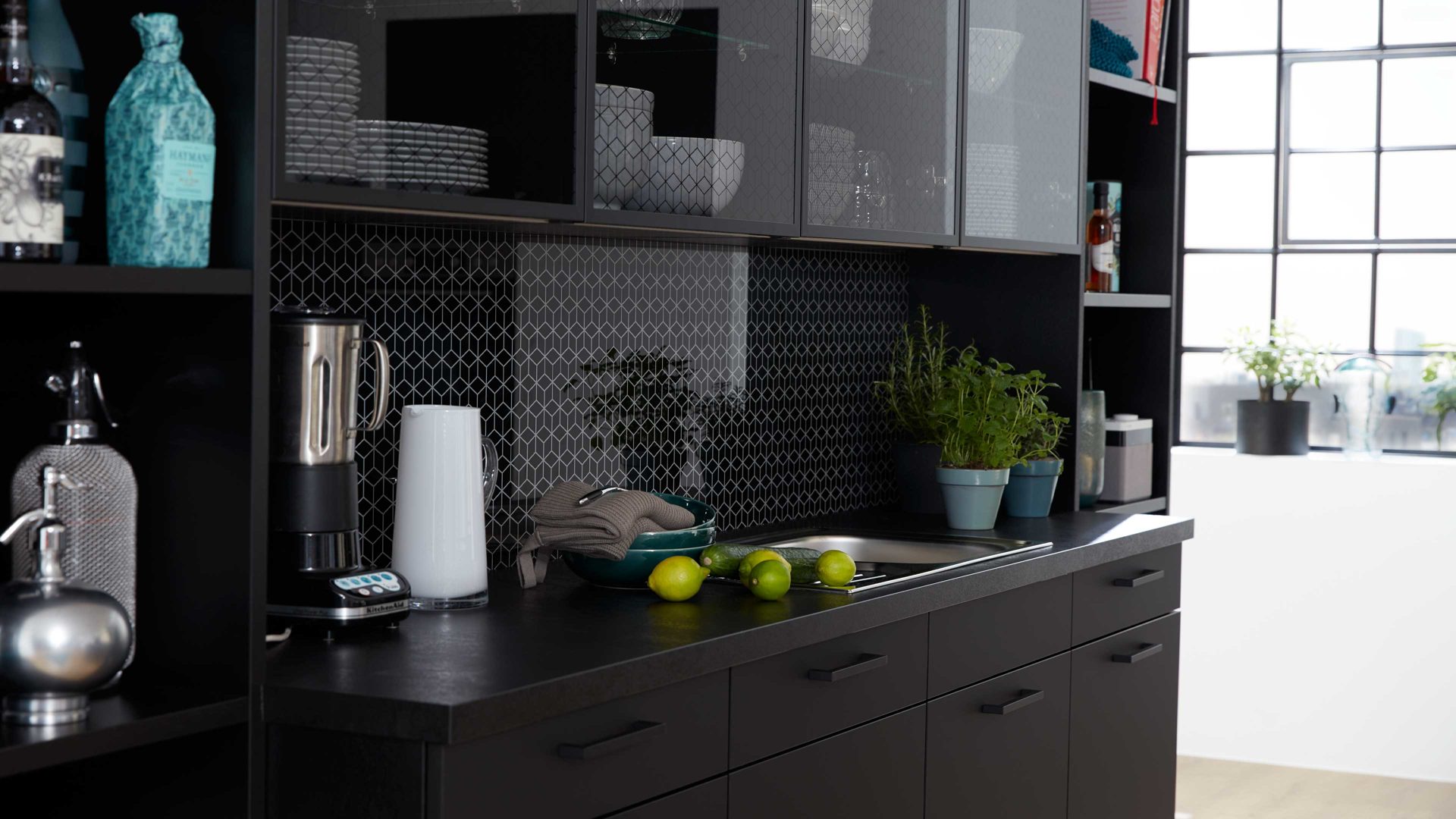 Einbauküche WERT KÜCHE® aus Holz in Schwarz WERT KÜCHE® Franziska mit AEG Einbaugeräten Onyxschwarz & Achatgrau - dreizeilig