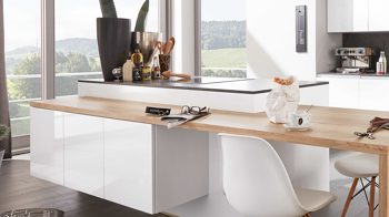 Einbauküche WERT KÜCHE® aus Holz in Weiß WERT KÜCHE® Uni Gloss mit SIEMENS Einbaugeräten Kristallweiß - dreizeilig