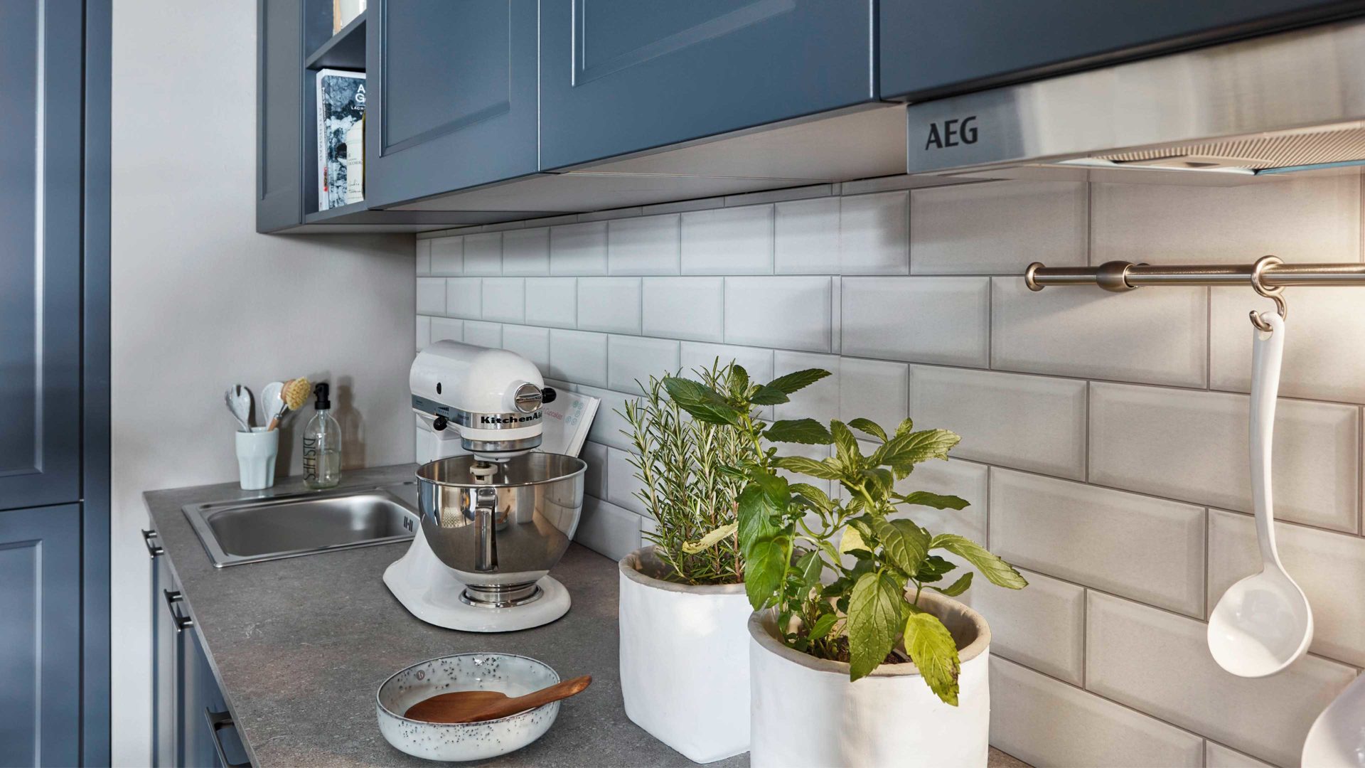 Einbauküche Nobilia® aus Holz in Blau nobilia® Einbauküche Cascada mit AEG Einbaugeräten Fjordblau & Steingrau - zweizeilig