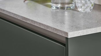 Einbauküche Nobilia® aus Holz in Dunkelgrün nobilia® Einbauküche Easytouch mit BORA Muldenlüfter Mineralgrün & Taupegrau – zweizeilig