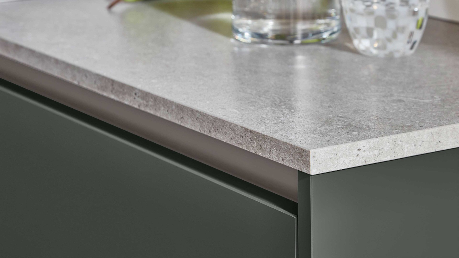 Einbauküche Nobilia® aus Holz in Dunkelgrün nobilia® Einbauküche Easytouch mit BORA Muldenlüfter Mineralgrün & Taupegrau – zweizeilig