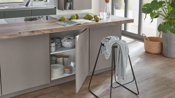 Einbauküche Nobilia® aus Holz in Dunkelgrün nobilia® Einbauküche Easytouch mit BORA Muldenlüfter Mineralgrün & Taupegrau – zweizeilig