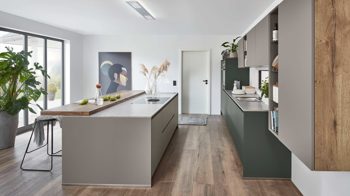 Einbauküche Nobilia® aus Holz in Dunkelgrün nobilia® Einbauküche Easytouch mit BORA Muldenlüfter Mineralgrün & Taupegrau – zweizeilig