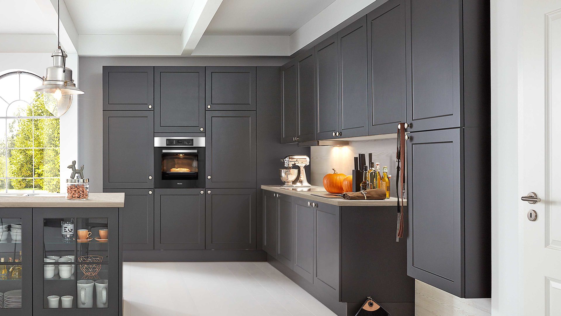 Einbauküche WERT KÜCHE® aus Holz in Schwarz WERT KÜCHE® Vienna mit Miele Backofen Lavaschwarz Satin – zweizeilig