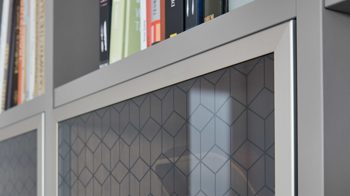 Einbauküche WERT KÜCHE® aus Holz in Dunkelgrau WERT KÜCHE® Nora mit SIEMENS Einbaugeräten Achatgrau & Wildeiche - zweizeilig