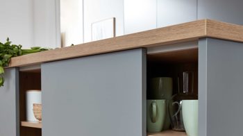 Einbauküche WERT KÜCHE® aus Holz in Dunkelgrau WERT KÜCHE® Nora mit SIEMENS Einbaugeräten Achatgrau & Wildeiche - zweizeilig