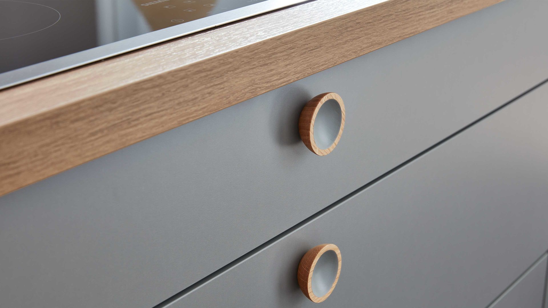 Einbauküche WERT KÜCHE® aus Holz in Dunkelgrau WERT KÜCHE® Nora mit SIEMENS Einbaugeräten Achatgrau & Wildeiche - zweizeilig