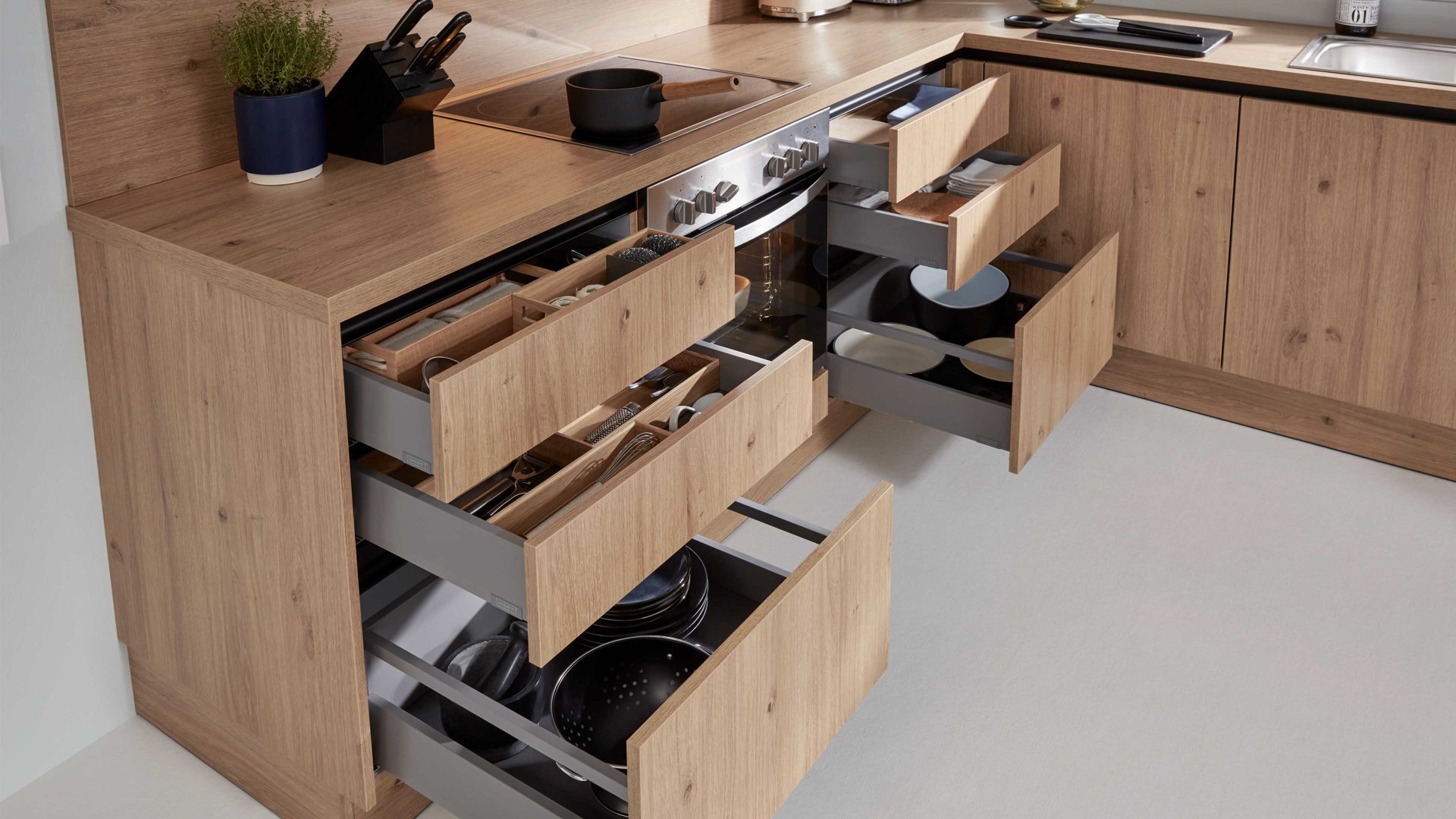 Einbauküche WERT KÜCHE® aus Holz in Schwarz WERT KÜCHE® Barbara mit privileg Einbaugeräten Wildeiche & Onyxschwarz – Stellfläche ca. 247 x 400 cm