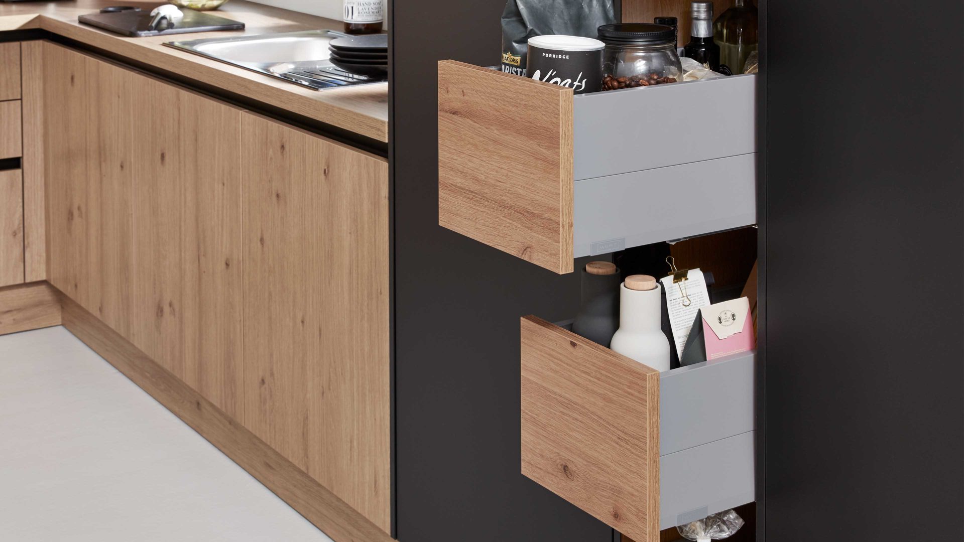 Einbauküche WERT KÜCHE® aus Holz in Schwarz WERT KÜCHE® Barbara mit privileg Einbaugeräten Wildeiche & Onyxschwarz – Stellfläche ca. 247 x 400 cm