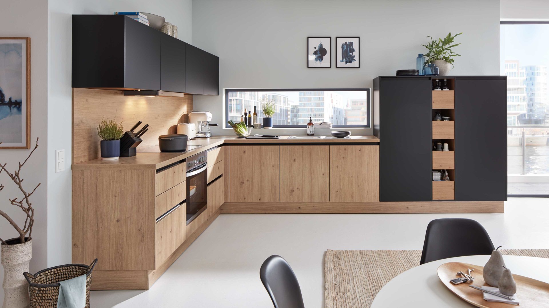 Einbauküche WERT KÜCHE® aus Holz in Schwarz WERT KÜCHE® Barbara mit privileg Einbaugeräten Wildeiche & Onyxschwarz – Stellfläche ca. 247 x 400 cm