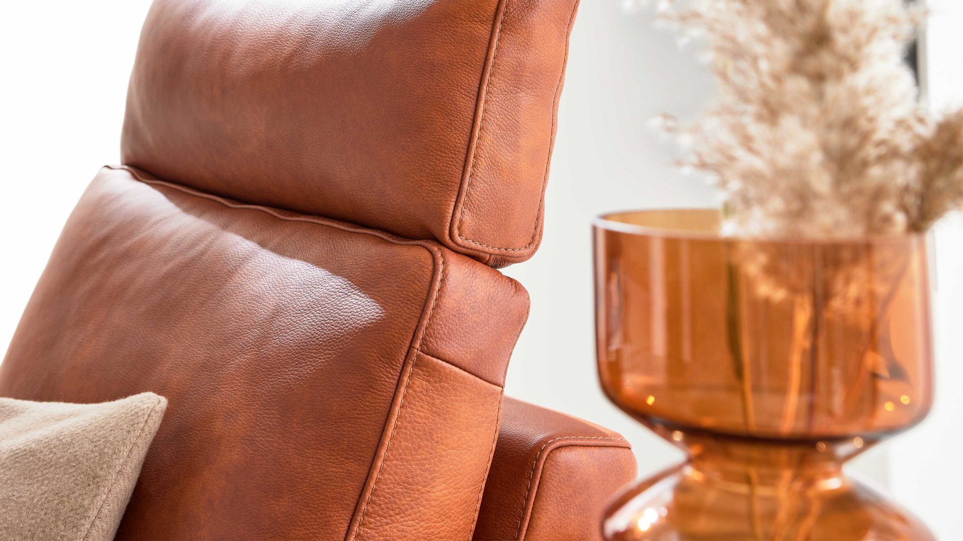 Kopfstütze Interliving aus Leder in Orange Interliving Sofa Serie 4004 - Kopfstütze U70K cognacfarbenes LongLife-Leder Z75-50 - Breite ca. 60 cm