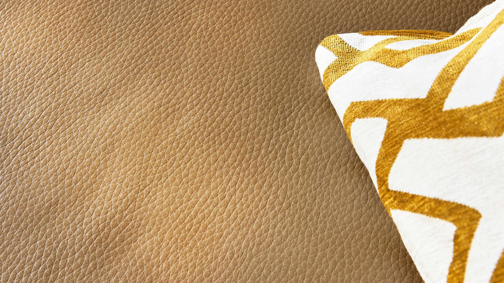 Polsterhocker Interliving aus Leder in Hellbraun Interliving Sofa Serie 4004 - Hocker G70 fangofarbenes LongLife-Leder Z84-21 - ca. 70 x 60 cm