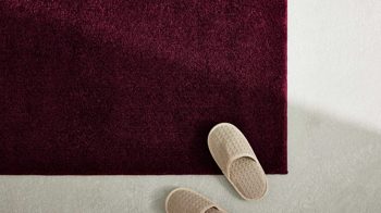 Badematte / Badeteppich Interliving aus Kunstfaser in Dunkelrot Interliving Badteppich Serie 9112 Beere - ca. 65 x 115 cm