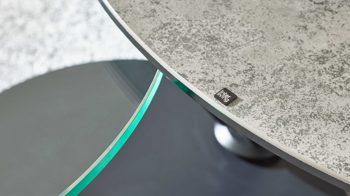 Couchtisch Interliving aus Keramik in Hellgrau Interliving Couchtisch Serie 6218 - Funktionscouchtisch silbergraue Keramik & schwarzer Stahl - Durchmesser ca. 75 cm