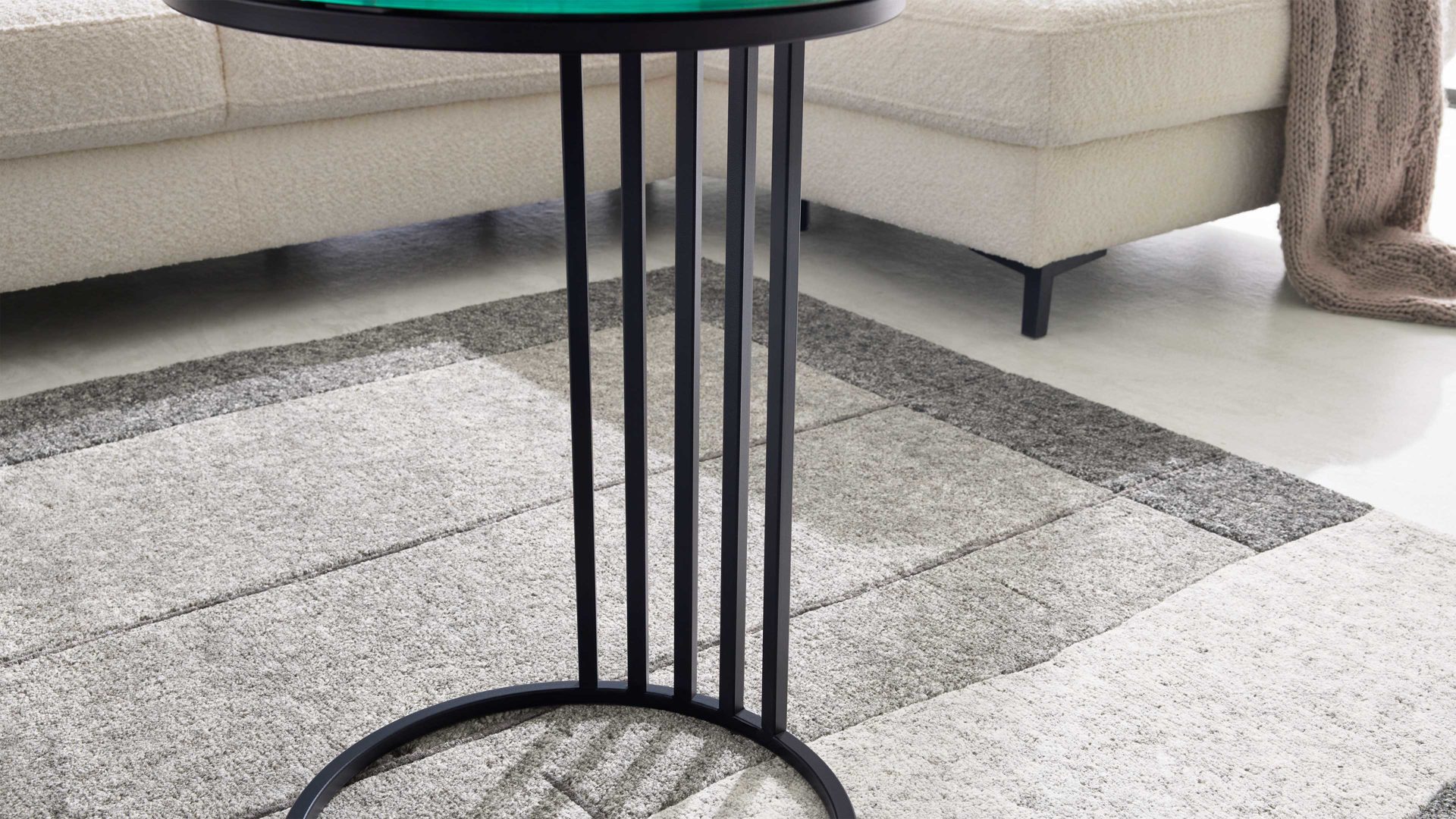 Beistelltisch Interliving aus Keramik in Grau Interliving Couchtisch Serie 6220 - Beistelltisch zementgraue Keramik & schwarzer Stahl  - Durchmesser ca. 40 cm