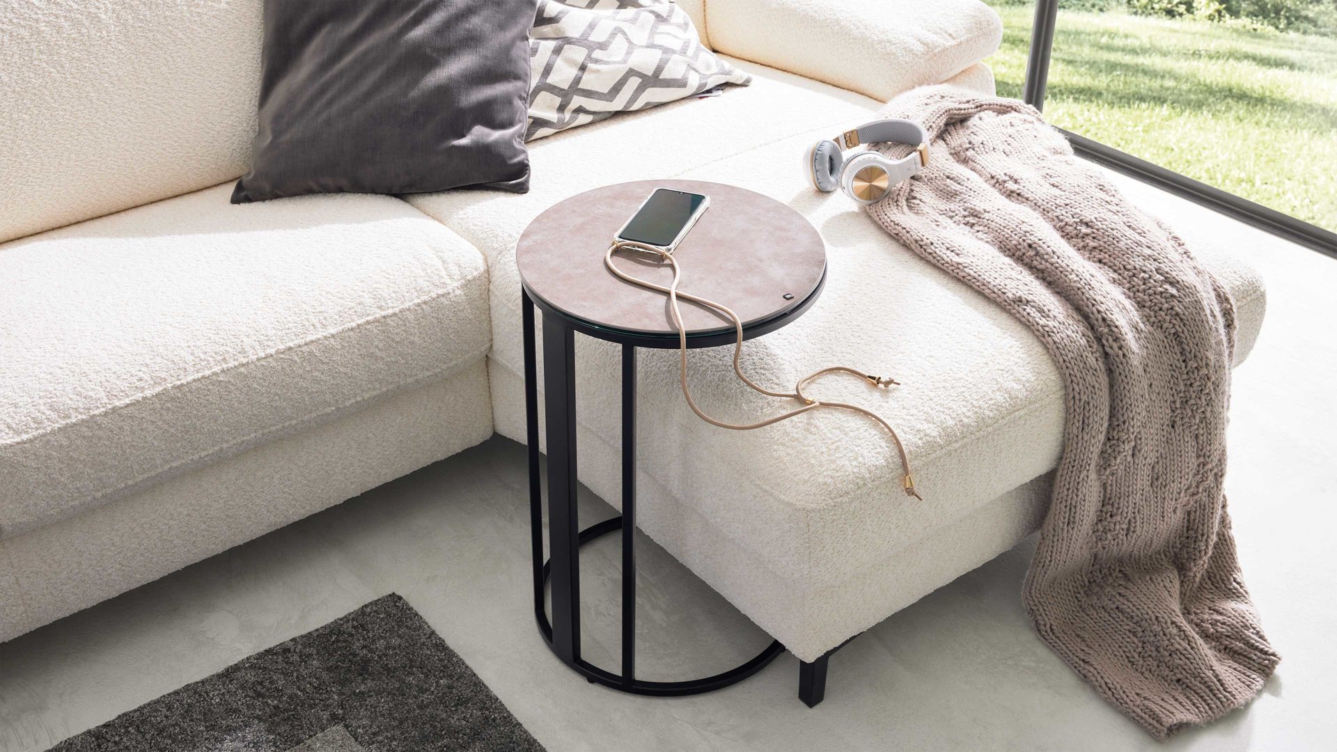 Beistelltisch Interliving aus Keramik in Grau Interliving Couchtisch Serie 6220 - Beistelltisch ET069AR zementgraue Keramik & schwarzer Stahl  - Durchmesser ca. 40 cm