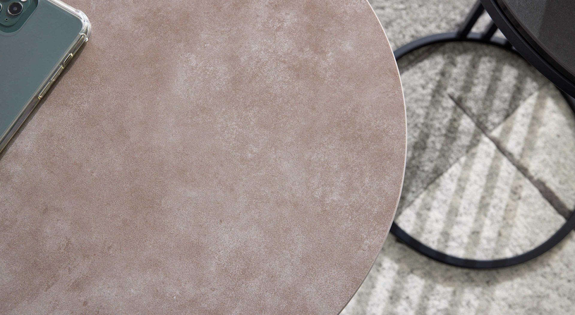 Beistelltisch Interliving aus Keramik in Grau Interliving Couchtisch Serie 6220 - Beistelltisch zementgraue Keramik & schwarzer Stahl  - Durchmesser ca. 40 cm