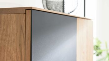 Wohnwand Interliving aus Holz in Holzfarben Interliving Wohnzimmer Serie 2025 - Wohnwand 82 Wildeiche, Anthrazit & Kork - vierteilig, Breite ca. 325 cm