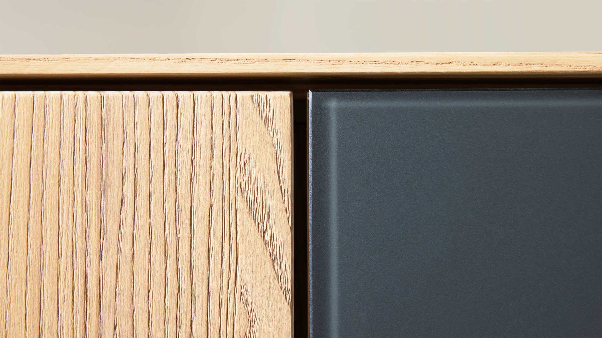 Lowboard Interliving aus Holz in Holzfarben Interliving Wohnzimmer Serie 2025 - Lowboard 30 Wildeiche, Anthrazit & Kork - Breite ca. 165 cm