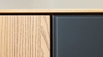 Highboard Interliving aus Holz in Holzfarben Interliving Wohnzimmer Serie 2025 - Highboard 22 Wildeiche, Anthrazit & Kork - vier Türen, eine Schublade, Breite ca. 116 cm
