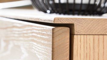 Wohnwand Interliving aus Holz in Holzfarben Interliving Wohnzimmer Serie 2025 - Wohnwand 84 Wildeiche, Anthrazit & Kork - dreiteilig, Breite ca. 265 cm