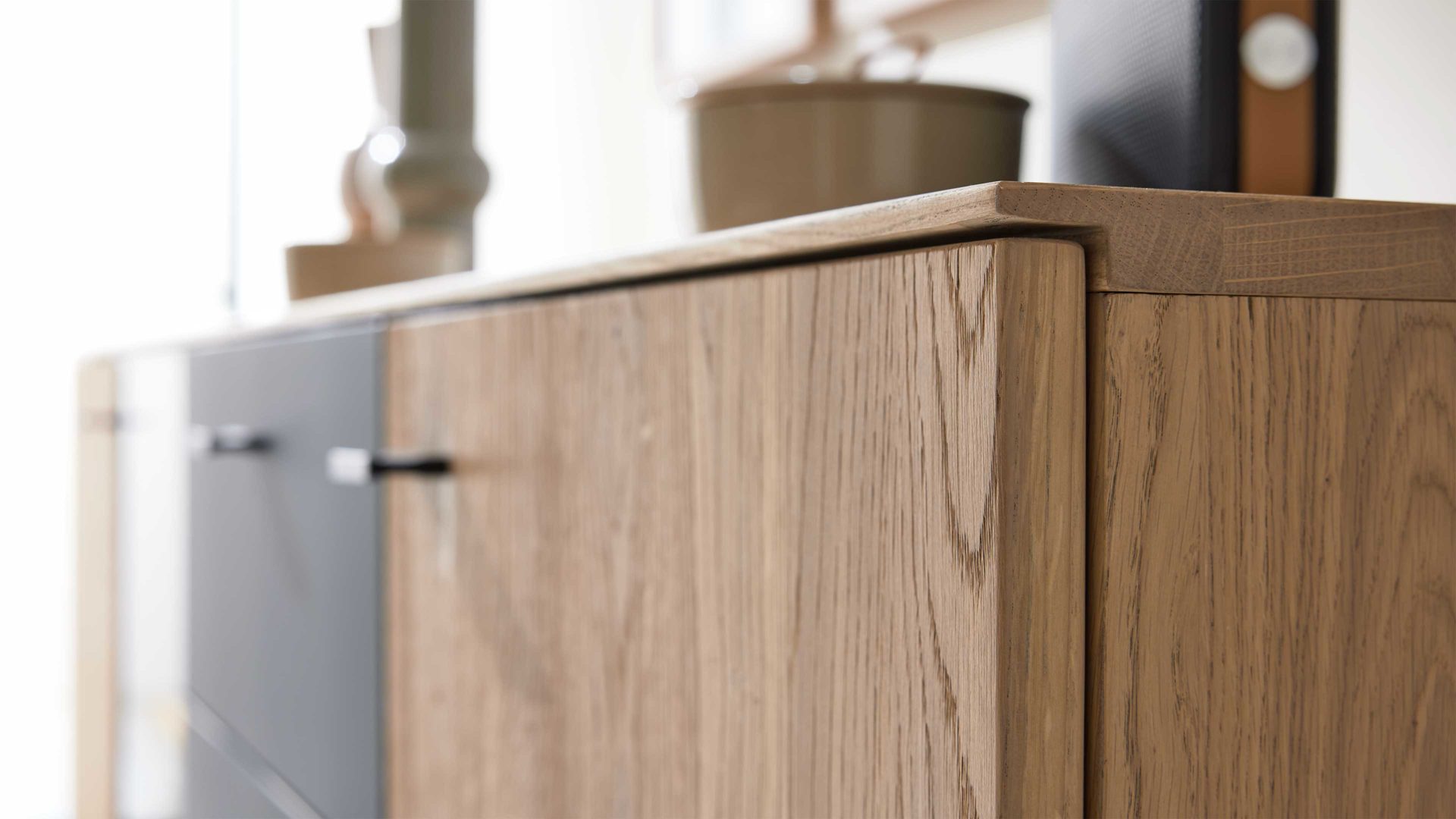 Sideboard Interliving aus Holz in Holzfarben Interliving Wohnzimmer Serie 2025 - Sideboard 20 Wildeiche, Anthrazit & Kork - vier Türen, zwei Schubladen, Breite ca. 175 cm