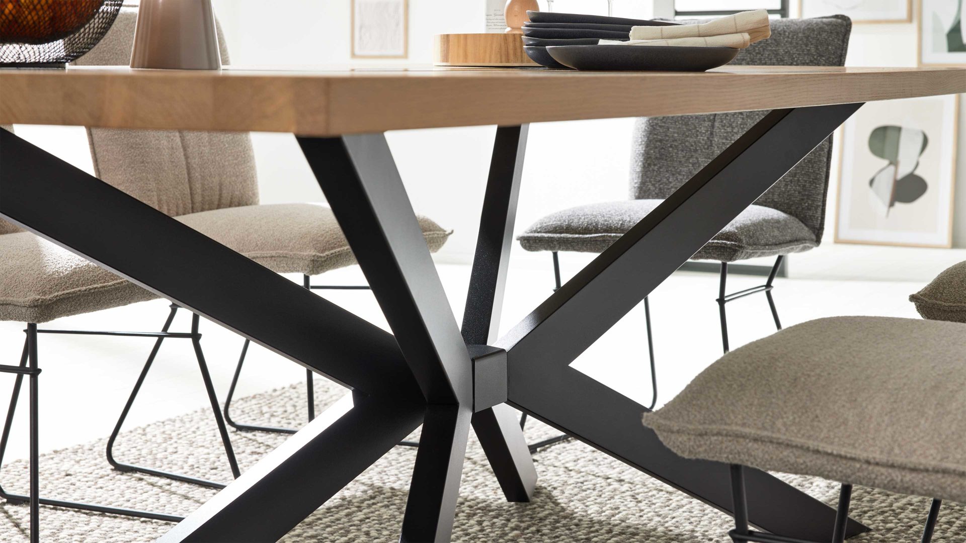 Esstisch Interliving aus Holz in Holzfarben Interliving Wohnzimmer Serie 2025 - Esstisch 01 Wildeiche, Anthrazit & Kork - ca. 200 x 95 cm