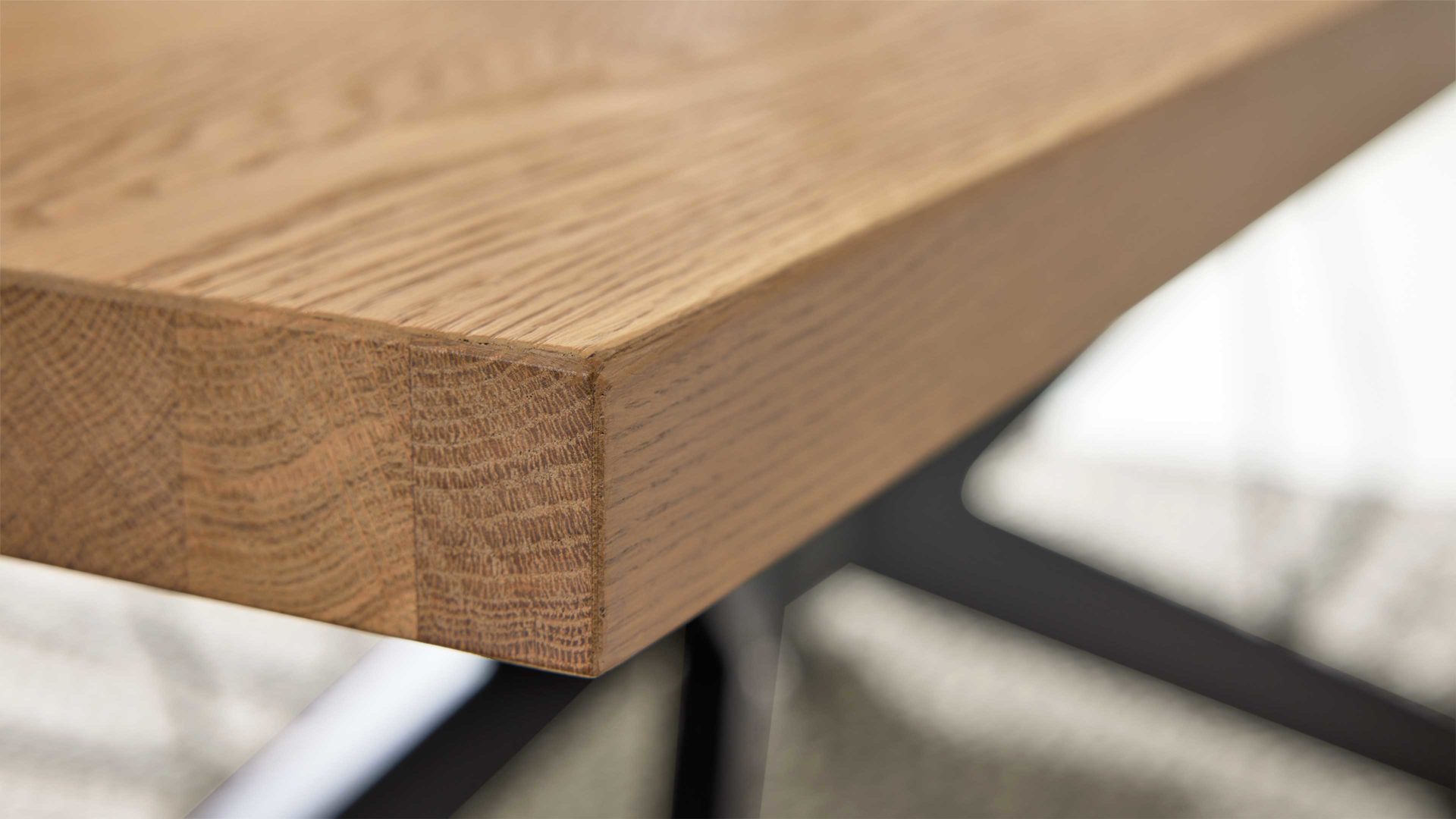 Esstisch Interliving aus Holz in Holzfarben Interliving Wohnzimmer Serie 2025 - Esstisch 01 Wildeiche, Anthrazit & Kork - ca. 200 x 95 cm