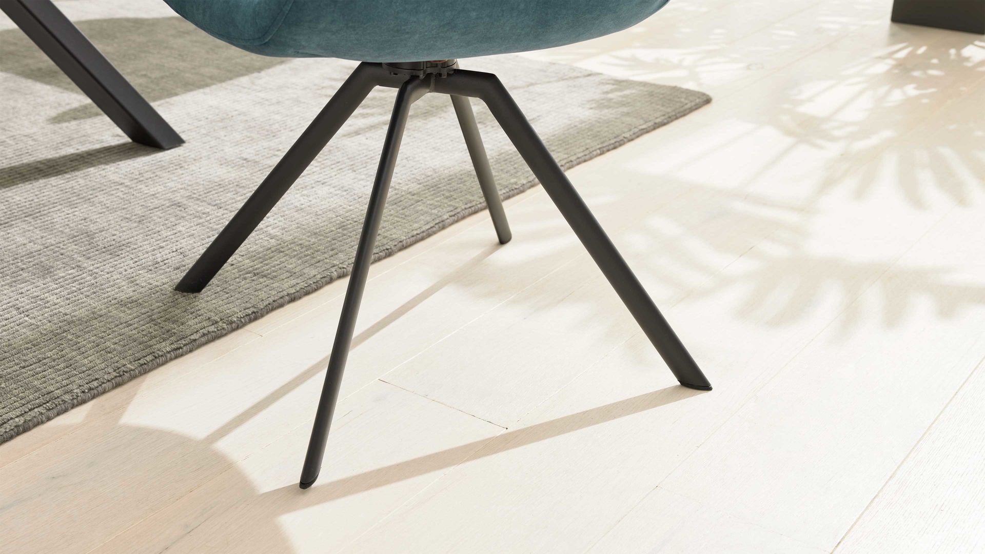 Tischgruppe Interliving aus Stoff in Blau Interliving Esszimmer Serie 5112 - Essgruppe im Skandi-Look petrolfarbene Mikrofaser Dubai PY, anthrazitfarbenes Metall & goldbraune Halifax Eiche