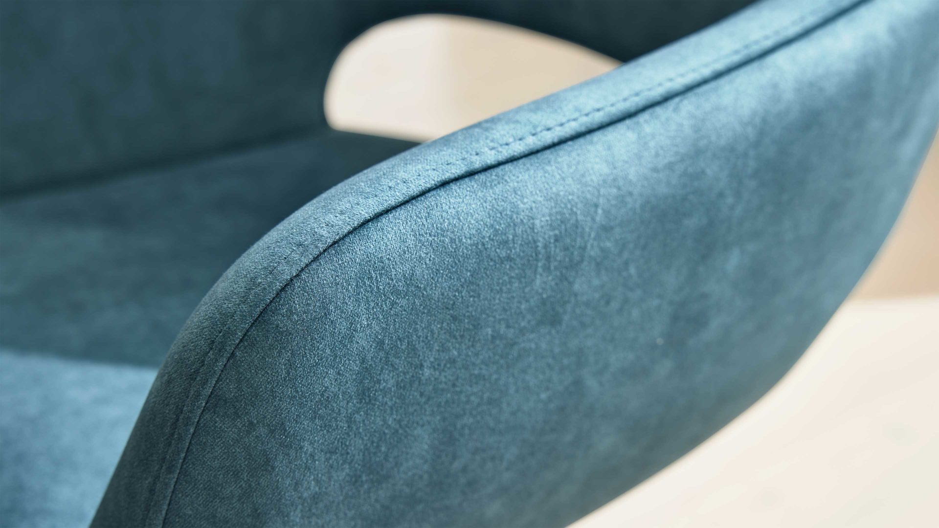 Tischgruppe Interliving aus Stoff in Blau Interliving Esszimmer Serie 5112 - Essgruppe im Skandi-Look petrolfarbene Mikrofaser Dubai PY, anthrazitfarbenes Metall & goldbraune Halifax Eiche