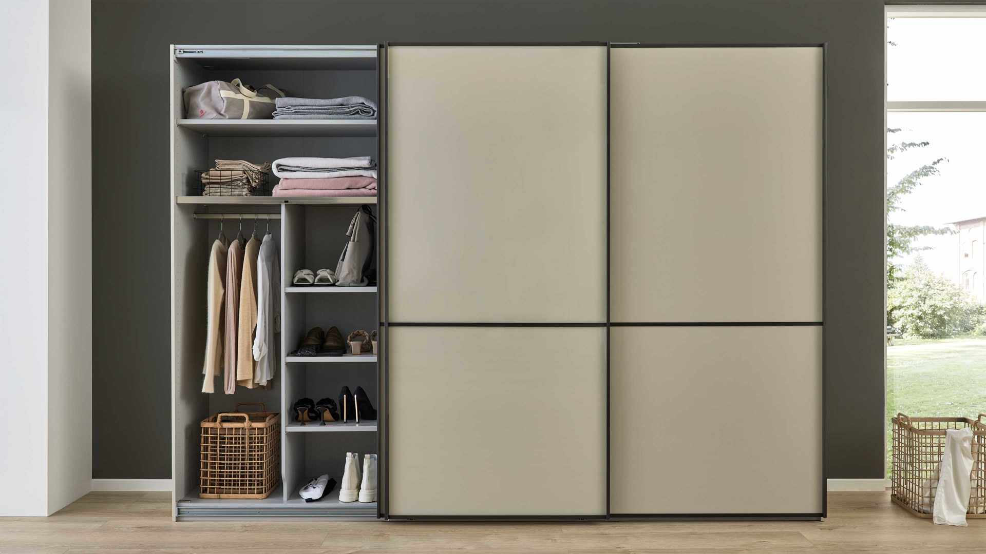 Kleiderschrank Interliving aus Holz in Hellgrau Interliving Kleiderschrank Serie 1205 – Schwebetürenschrank 637 Champagner & Schiefer – drei Türen, Breite ca. 300 cm