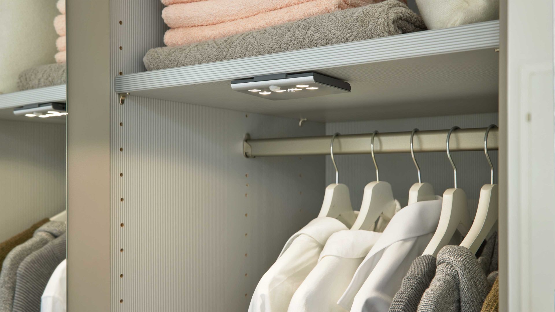 Kleiderschrank Interliving aus Holz in Weiß Interliving Kleiderschrank Serie 1205 – Falttürenschrank 683 Weiß & Kieselgrau – sechs Türen, vier Schubladen, Breite ca. 300 cm