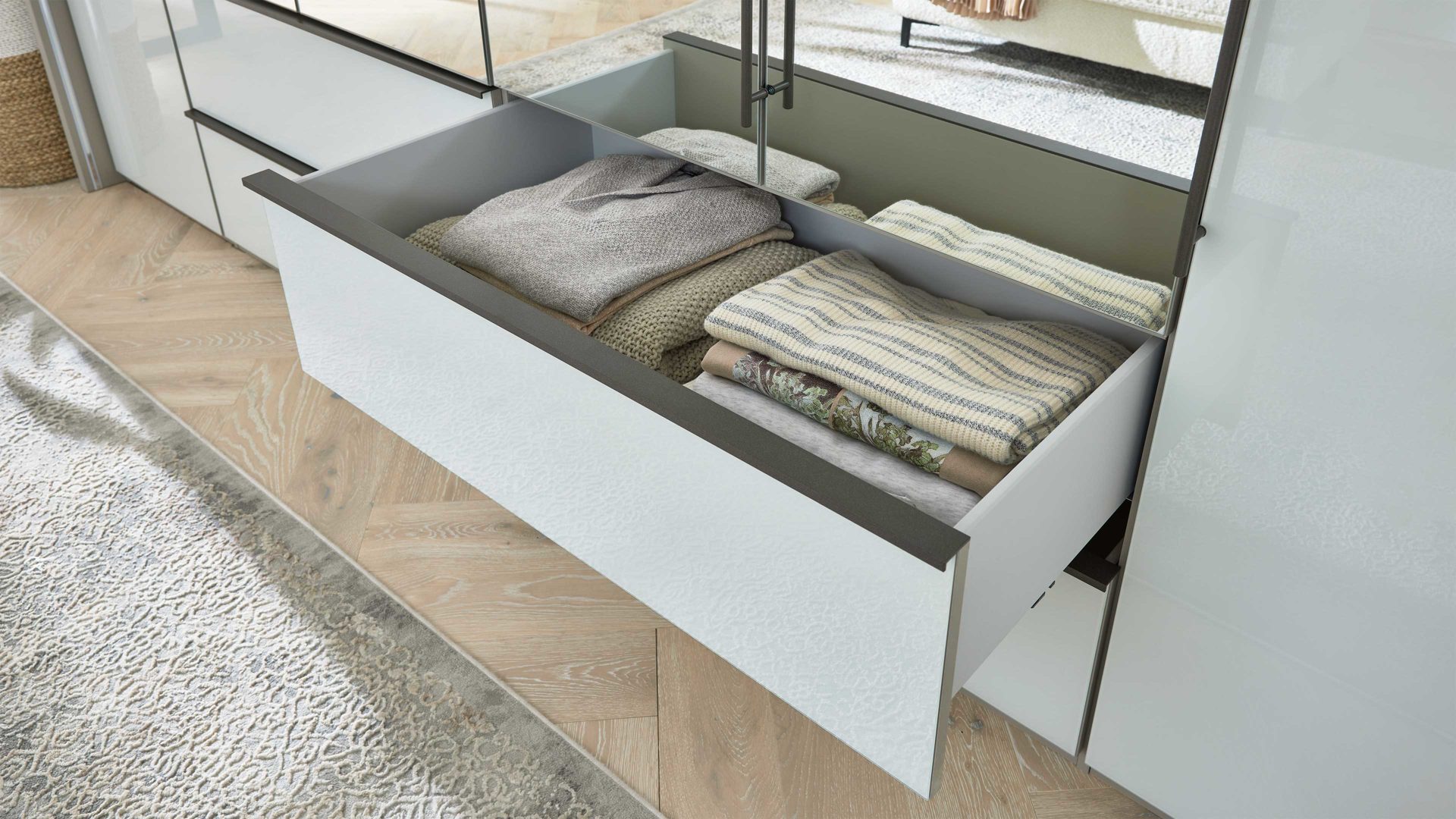 Kleiderschrank Interliving aus Holz in Weiß Interliving Kleiderschrank Serie 1205 – Falttürenschrank 683 Weiß & Kieselgrau – sechs Türen, vier Schubladen, Breite ca. 300 cm