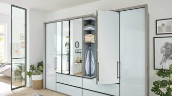 Kleiderschrank Interliving aus Holz in Weiß Interliving Kleiderschrank Serie 1205 – Falttürenschrank 683 Weiß & Kieselgrau – sechs Türen, vier Schubladen, Breite ca. 300 cm